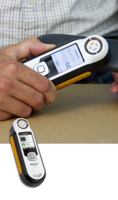 RM200QC handheld spectrophotometer in use